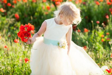 çocuklar moda, küçük kız, Bahar, düğün, mutlu çocukluk kavramı - beyaz buket çiçek haşhaş alanında elbise güzel sarışın çocuk