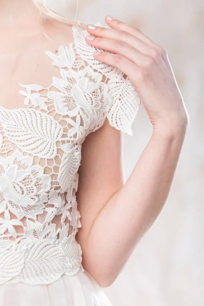 Vestido de moda, hermoso modelo de boda, el estilo y el concepto de la novia - primer plano en el vestido de novia elegante blanco de la mujer joven y bonita posando en el estudio, bordado sutil y la ligereza de la tela — Foto de Stock