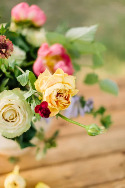 Bruiloft, tuinieren, onderscheiden floral design, decoratie, viering concept - in mooie bruiloft boeket romige lawines en heldere gele rozen van andere bloemen — Stockfoto