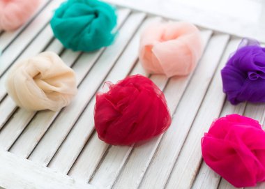 Beyaz ahşap zemin üzerinde renk kumaş.