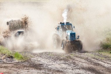 Yol arazi kapalı kamyon yarışları üzerine. Yarış kuralları bir arazi arazide olmadan. Yarış traktör üzerinde.