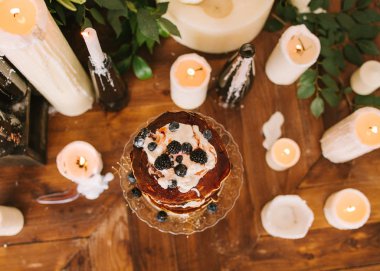 krem şanti ve yaban mersinli krep pasta.