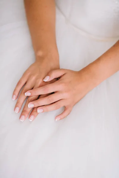 Γάμος fine art. Πορτρέτο μιας νεαρής νύφης όμορφη λευκή δαντέλα νυφικό φόρεμα και πέπλο χαριτωμένα βάλει χέρι μαζί. — Φωτογραφία Αρχείου