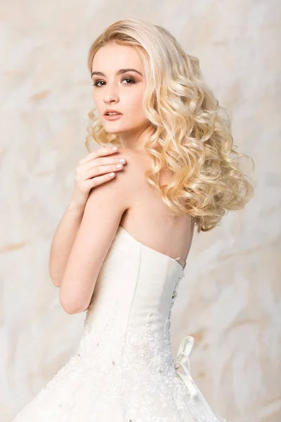 moda elbise, güzel sarışın model, gelin saç ve makyaj kavramı - romantik bayanın beyaz düğün elbise, ince kadın kürsüye kapalı açık renkli, eller ve arka yan görünüm.