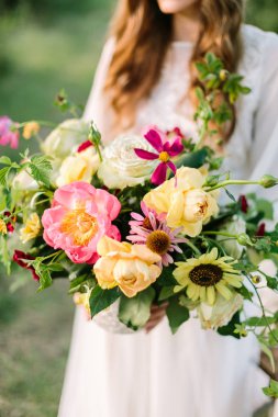 Düğün, çiçek tasarım, moda, kutlama kavramı - süs çiçek ihale çığ, peonies ve marsala buketi karanfil gelinin elinde renkli beyaz elbise güzel
