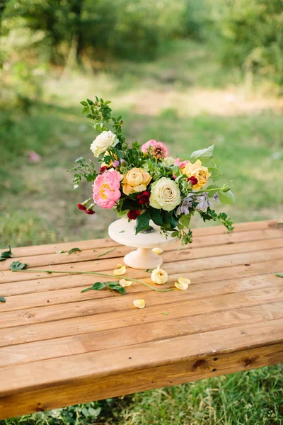 Floral design, bruiloft, romantiek concept - prachtige boeket gemaakt van tedere lawines, rozen, pioenrozen en dianthuses, versierd met bladeren van eik en framboos-bush, permanent in vaas op houten tafel — Stockfoto