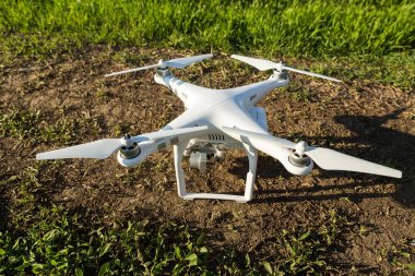 Rusya, Rostov-On-Don-20 Nisan 2017: quadrocopter uçuş hazırlık Pervaneleri closeup beyaz uçak gövde üzerinde bir yaz çimenlikte kalkışa hazır.