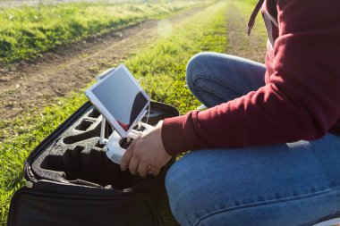 açık havada, havadan görüntüleri ve teknoloji hobi, eğlence kavramı - quadrocopter uçuş hazırlık, tablet Pc sahibi dron uzaktan kumanda erkek el ile yüklenmesini quadcopter uçuşları.