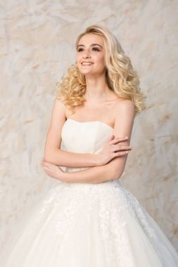 şık beyaz elbise, güzel sarışın model, gelin saç ve makyaj kavramı - kapalı açık renkli üzerinde poz romantik ince kadın ayakta düğün şenlikli elbiseli genç rüya kız.