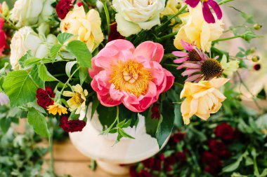 çiçek tasarım, Dekorasyon, uygulamalı sanat, düğün, Bahar kavramı - çiçek buketi çiçek İngilizce gül ve Çığ, mercan peonies ve diathuses, düzenlenmiş Ahududu yaprakları ile süslenmiş