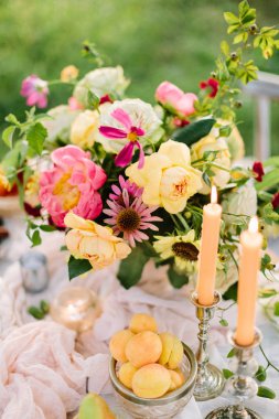 hafta sonu, besleme, doğa kavramı - romantik masa narin sarı kayısı, gümüş Bayramı ve büyük demet güller, parlak pembe peonies, marsala renkli karanfiller ve dianthuses ile ayarlama