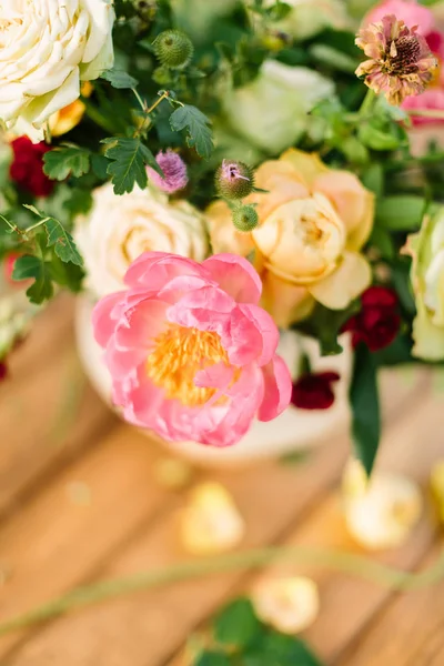 Bruiloft, feest, natuur, tuinieren concept - close-up van chique boeket samengesteld uit delicate lawines, rozen, dianthuses en tedere peony, en versierd met bladeren van eik en framboos-bush — Stockfoto