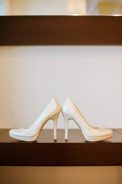 toplantılar bir düğün gelin. Beyaz bir iç zarif bej Düğün Ayakkabı. Gelin aksesuarları.