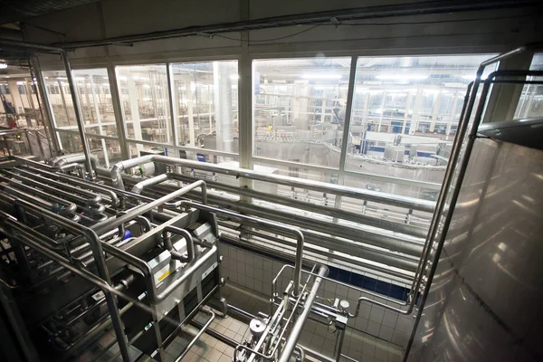 Interior de la cervecería moderna. producción de cerveza, empresa, concepto de negocio . — Foto de Stock