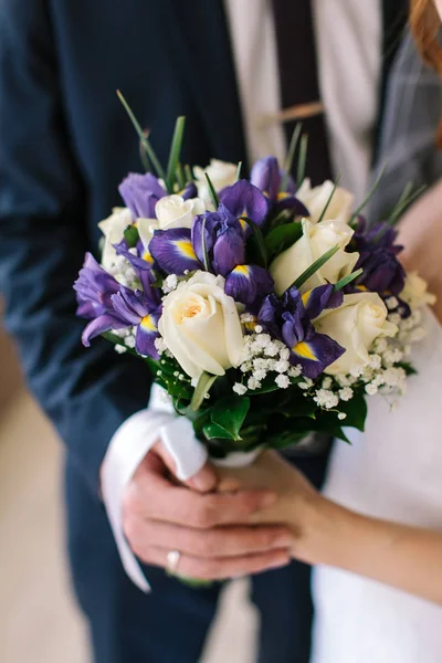 Recém-casados e buquê de casamento . — Fotografia de Stock