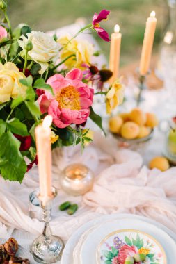 Düğün, çiçek tasarım, doğum günü partisi, romantizm kavramı - yakın çekim yemek çiçek baskı, mumlar, meyve ve güzel grup çığ, peonies ve karanfil ile