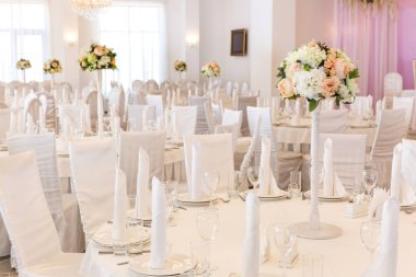 Restoran iç için Ziyafet, düğün. Cam, peçete ve çatal bıçak takımı. Tablo randevular, döşeme.