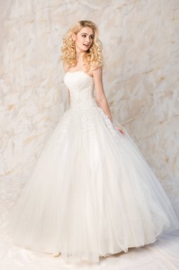 şık beyaz elbise, güzel sarışın model, gelin saç ve makyaj kavramı - düğün şenlikli elbiseli kız gülümseyen genç kapalı açık renkli üzerinde duran ince kadın bak yan.