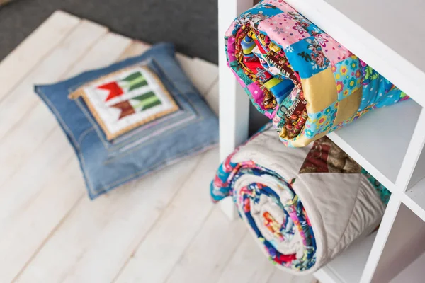 patchwork, dikiş ve moda kavramı - iki renkli Studio birkaç depolama bölmeleri, bitmiş ürünlerin depo, yastık katta, üstten görünüm ile beyaz raflar, yatak örtüsü kapitone.