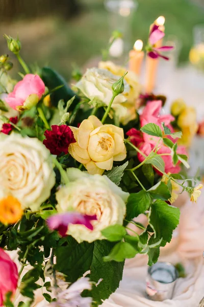 Decoratie, bruiloft, feest, bloemdessin, tuinieren concept - fel veelkleurige boeket van romige lawines, gele rozen, prachtige pioenrozen en marasala gekleurde anjers — Stockfoto