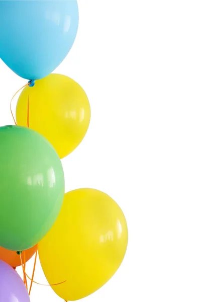 Día de fiesta, decoraciones para el cumpleaños, concepto de la alegría - globos inflados de colores brillantes en cintas, cinco colores, azul, amarillo, verde, naranja, violeta, espacio de copia, vetical, aislado en el fondo blanco —  Fotos de Stock