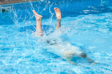 aktif dinlenme, yaşam tarzı ve yaz kavramı - erkek dalış atlama ve yüzücü yüzey, otel eğlence metrelik veya arka bahçesinde ev sonra damla sıçramasına mavi havuzu suya spor.