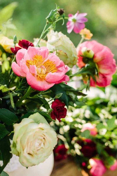 Csokor, virág nyaralás, ajándék és virág elrendezése koncepció - a felülnézet, egy kellemes nyári friss virágok - fehér rózsák és rózsaszín pünkösdi rózsa, a dekoráció az ünnepi csokor zöld háttér. — Stock Fotó