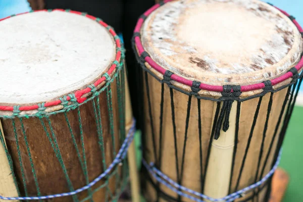 Барабан, ударні музичні інструменти та концепція культури крупним планом на традиційному африканському джембе, концерт на літньому відкритому повітрі, шоу етнічного ритму, вибірковий фокус . — стокове фото