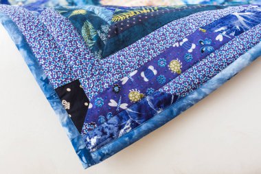 dikiş, ev yapımı, gelenek, Aplike, hazır giyim endüstrisi, Beceri, yaratıcılık, rahatlık kavramı - mavi tonları patchwork Asya tekniğinde yapılmış güzel handmaded ekose köşesinde