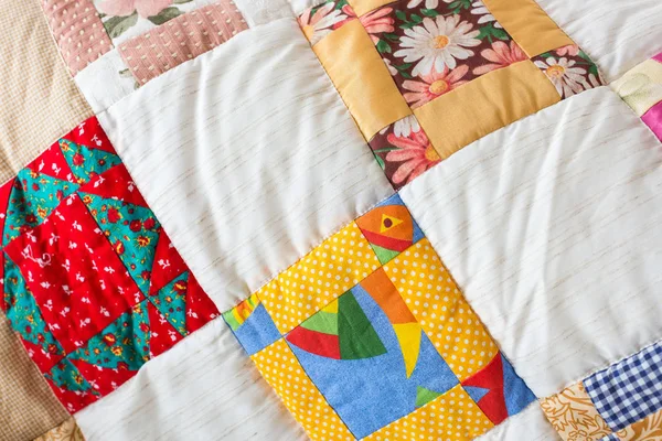 Dekoration, Kreation, Kunstkonzept. helle, auffällige Decke aus Patchwork-Teqnicue, behelmt von Farben, Bildern von Gerbera und Arktotis in bizarrem Muster — Stockfoto