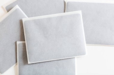 Sanat ve el sanatları, kutlama, kavram dekorasyon. Beyaz zarfları ağır hisse senedi karton siyah kare ile ince şeffaf pirinç kağıt el sanatları için yapılmış bir sürü