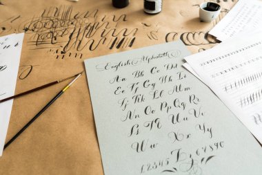 Boyama, yaratıcılık, dekorasyon konsepti. basit ama güzel, ahenkli script gece siyah mürekkep ile gri ağır stok kağıt üzerinde yazılı iyi bilinen latin harfler