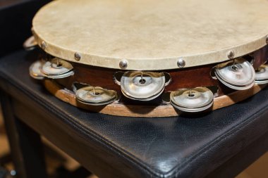 Cilt drumhead ya da davul, vurmalı enstrüman kavramı - orkestra tef, topluluk ve klasik müzik, Türk halk, Yunanca, İtalyanca, caz konseri güzel closeup samba, pop ve rock.