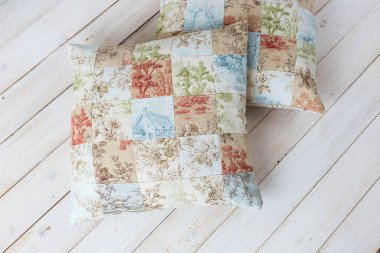 sıcaklığını, sanat, süsleme kavramı. patchwork tarzı büyüleyici desenli saten Tekstil çeşitli parçalar dikişli yaptı pillowslips içinde gerçekten yumuşak minder pare