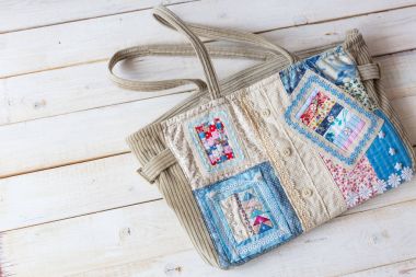 el yapımı, moda aksesuarları kavramı - flatlay pamuklu kadife ve ön kısım dikiş tekniği patchwork renkli süslü parçacıkları ile yapılmış büyüleyici kadın çantası. have iki askıları, dantel ve düğme