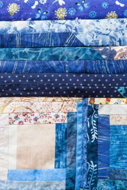 üretim, dikiş, yaratıcılık, elişi, Dekorasyon, el sanatları cocnept - Tekstil aplike yapılmış farklı formları ve colores yamalar çeşitli güzel desenleri ile hazır giyim