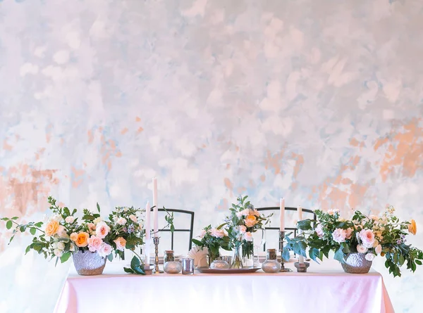 Arrangement, mariage, concept de conception. magnifique cadre de table pour deux personnes décorées avec de grands bouquets de fleurs et de bougies dans différents détenteurs. avec espace négatif pour le texte — Photo