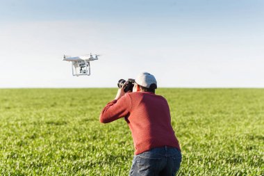 quadcopter yaz açık havada, havadan görüntüleri ve Rekreasyon kavramı - alçaktan uçan uçak ve yaz yeşil buğday, mavi gökyüzü arka plan, karşılıklı fotoğrafçılık alanında profesyonel fotoğrafçı Toplantı.