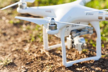 Rusya, Rostov-On-Don-20 Nisan 2017: closeup beyaz modern robot Dünya yüzeyinde, yüksek teknolojili mucize uçuş için bekleyen ve yüksek kaliteli video çekim.