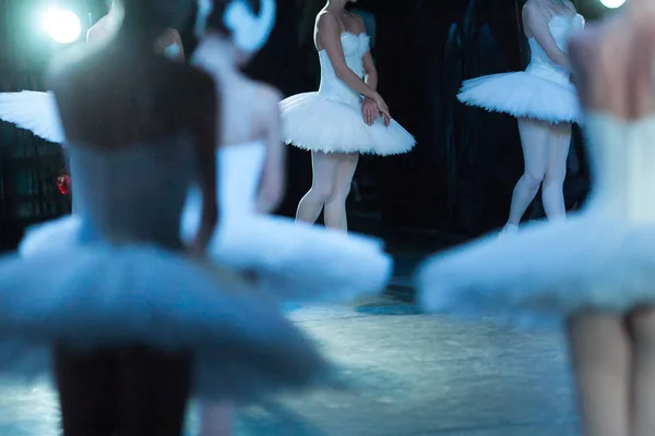 Arte, ballet, concepto de entretenimiento. pocas siluetas ligeras están fuera de foco y las muchachas jóvenes, bailarinas de ballet, en tutus y medias blancas que se paran quietas como estatuas de mármol —  Fotos de Stock