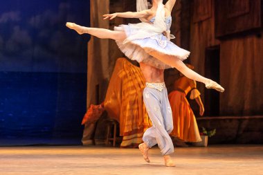 dans, mükemmellik, bale kavramı. onun güçlü bir ortak yardımı ile en güzel atlama yaparak ince balerin içinde parlak Dikiş-Nakış hareketi içinde fotoğraflandı ile mavi tutu