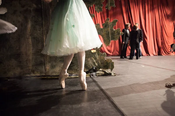 后台，戏剧艺术，强度概念。失重的芭蕾舞演员穿裙、 绿松石色的薄纱裙的小小的脚，她排练的翅膀，在做练习踮-脚尖 — 图库照片