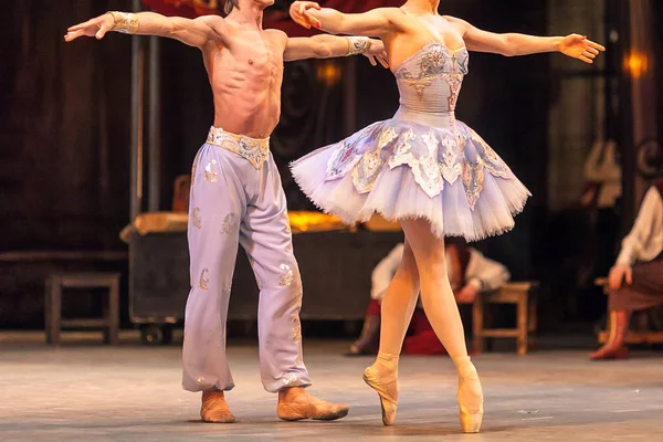 剧院、 性能、 审美观念。美丽的情侣跳芭蕾的光 skybl ue 服饰展示双人舞或步骤的两个世界著名生产命名为 corsar — 图库照片