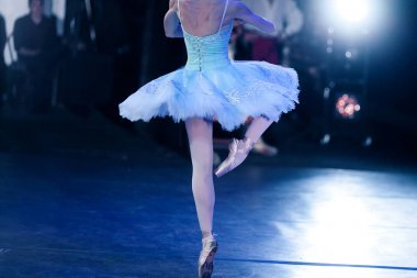 mükemmellik, bale, güç kavramı. ince balerin fouette yapma tutu ile deli gibi güzel elbise giymiş ve tüm kasları gerilim ile sıkı