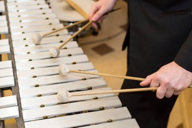 ksilofon müzik aletleri kavramı - closeup insan elinde dört Tokmaklar, siyah elbise, glockenspiel, Orkestrası konser, müzik, seçici odak sanat sanatçı ile ahşap çubukları üzerinde oynarken,.