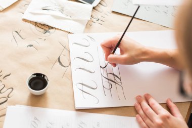 süsleme, grafik tasarım, eğitim kavramı. Hat sanatı öğrenmek için yazma alıştırmaları hazırlama kadın. farklı çizgiler ve Rus alphabeth büyük harfler