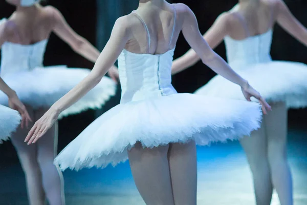 Droom, dans, dramatische kunst cocnept. enkele jonge en gracieuze ballerina's in witte jurk zoals in veren zijn hun handen zwaaien, alsof ze willen verhaal uit en vliegen — Stockfoto