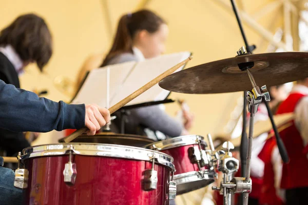 Caz Orkestrası müzik performansı kavramı - orkestra davul kiti konser sırasında closeup el vurmalı çalgılar ve yolculuk zil, seçici odak oynamaya müzisyen.