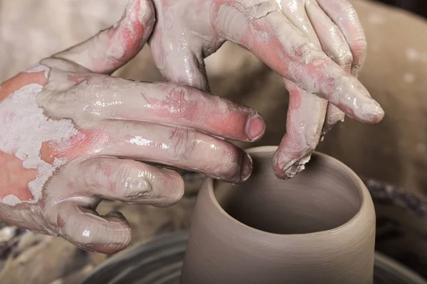 Cerâmica, oficina, conceito de arte cerâmica mãos masculinas esculpir algum utensílio novo com dedos e água, mãos do homem trabalha com roda de oleiro e argila crua, vista de perto . — Fotografia de Stock