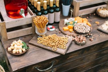 tedavi, besleme, tatil kavramı. basit ama lezzetli kutlama snackes peynir gibi küpler, farklı fındık, simit sopa ve simit ve ayrıca içecekler